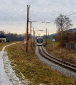 Der fünfteilige Meterspur-Straßenbahn-Triebwagen StH ET 126  Vöcklamarkt , ein fünfteiliger STADLER (ex Vossloh) Zweirichtungs-Multigelenk-Stadtbahnwagen in Niederflur-Bauweise vom