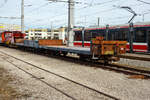 Der meterspurige vierachsige Flachwagen A-StH N 26 421 der Stern & Hafferl Verkehrsgesellschaft m.b.H., ex Brohltalbahn ???, ist am 14 Januar 2025 beim Bahnhof Vorchdorf-Eggenberg abgestellt.