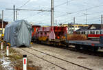 Der meterspurige vierachsige Schotterwagen 23 501 Fcc der Stern & Hafferl Verkehrsgesellschaft m.b.H., ex MIBRAG GmbH (Mitteldeutsche Braunkohlengesellschaft), ist am 14 Januar 2025 beim Bahnhof