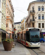 Der f�nfteilige Meterspur-Stra�enbahn-Triebwagen StH ET 131 der Stern & Hafferl Verkehrsgesellschaft m.b.H. erreicht, als Linie 161 nach Gmunden Bahnhof, am 14 Januar 2025 die Station Gmunden Rathausplatz (Kammerhofgasse). Es ist ein f�nfteiliger STADLER Zweirichtungs-Multigelenk-Stadtbahnwagen in Niederflur-Bauweise vom Typ Tramlink V3 der neuesten Generation (Tramlink 2.0).

Der ET 131 wurde 2017 noch von Stadler Rail Valencia gebaut und geliefert.