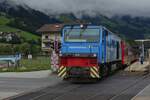 Diesellok D 16 der Zillertalbahn zieht ihren Zug aus dem Kreuzungsbahnhof Ramsau im Zillertal in Richtung Mayrhofen.