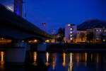 Salzburg by Night und Vollmond: Blick am 13 Januar 2025 von Station Salzburg Mlln-Altstadt in Richtung Hauptbahnhof, links die Eisenbahnbrcke ber die Salzach (der Bahnstrecke Salzburg - Rosenheim - BB 300), rechts im Hintergrund der 1.287 m hohe Gaisberg.