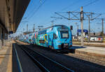Der sechsteilige WESTbahn Stadler KISS³ - 4010 128 / 410 628 mit KlimaTicket-Werbung, als WB 942 Wien Westbahnhof über St. Pölten, Linz, Attnang-Puchheim, Salzburg nach Innsbruck Hbf, am 04 April 2025 beim Halt im Hauptbahnhof Wels. 