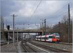 Der ÖBB ET 4024 017-8 verlässt Bregenz in Richtung Feldkirch.