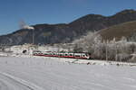 4748 038 war am 3. Dezember 2025 bei Hochfilzen in Richtung Saalfelden unterwegs.