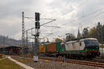 Die an die TX Logistik AG (Troisdorf) vermietete Siemens Vectron AC 193 283 (91 80 6193 283-9 D-ELOC) der European Locomotive Leasing, fhrt am 13.04.2021 mit einem KLV-Zug durch den Bahnhof Betzdorf