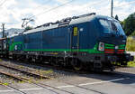 Die nun an die ecco-rail GmbH vermietete SIEMENS Vectron MS 193 258 (91 80 6193 258-1 D-ELOC) der ELL - European Locomotive Leasing (Wien) fährt am 22 Juli 2024, mit einem offen Güterzug (offene Güterwagen der Sonderbauart der Gattung Fas E78.6 der ERMEWA) durch Niederschelden in Richtung Siegen. Zwischen 2016 und 2023 war die Lok an die SBB Cargo International, was man doch noch erkennen kann. Stefan hatte sie als solche mal im Juli 2018 vor der Linse, siehe http://hellertal.startbilder.de/bild/schweiz~strecken~alte-hauensteinlinie-olten-laeufelfingen-sissach-2/619762/die-beiden-193-258-und-461.html

Die Multisystemlokomotive Siemens Vectron MS wurde 2016 von Siemens Mobilitiy in München-Allach unter der Fabriknummer 22154 gebaut.

Diese Vectron Lokomotive ist als MS – Lokomotive (Mehrsystemlok) mit 6.400 kW Leistung und 160 km/h Höchstgeschwindigkeit konzipiert. Hier in der Variante Vectron MS A 22 hat sie die Zulassungen für Deutschland, Österreich, Schweiz, Italien und die Niederlande (D/A/CH/I/NL).Die SIEMENS Vectron MS der Version A 22 besitzt die Zugsicherungssysteme ETCS BaseLine 3, sowie
für Deutschland (PZB90 / LZB80 (CIR-ELKE I)), 
für Österreich (ETCS Level 1 mit Euroloop, ETCS Level 2, PZB90 / LZB80),
für die Schweiz (ETCS Level 2, ZUB262ct, INTEGRA)
für Italien (SCMT)
und für die Niederlande (ETCS Level 1, ETCS Level 2, ATB-EGvV)

Der Lokmieter, die ecco-rail GmbH ist ein österreichisches Eisenbahnverkehrsunternehmen mit Sitz in Wien und wurde 2011 gegründet. Das Unternehmen befördert Güterzüge in Europa, hauptsächlich jedoch in Österreich und Deutschland. Das Unternehmen setzt moderne Elektrolokomotiven ein, welche von Lokomotivvermietern angemietet werden. Im Bestand sind unter anderem Lokomotiven der Baureihen 185 bzw. 187 (angemietet von Railpool), 189 (angemietet von Beacon Rail Capital Europe, ex MRCE) und 193 (angemietet von Railpool sowie ELL Austria), sowie zwei Lokomotiven vom Typ Stadler Eurodual (BR 2159) und zwei vom Typ Euro 9000 (BR 2019). Die Stadler Lokomotiven werden von European Loc Pool angemietet.