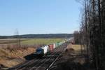 ER20-01 alias 223 102-5 zieht bei Habnith kurz vor Marktleuthen den Wiesau - Hamburg Containerzug .