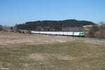 ER20-03 zieht den Wiesau Containerzug bei Lengenfeld gen Süden.