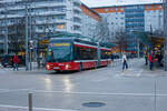 OBUS 423 (S 423 WA) der Salzburg AG, ein Gelenktrolleybus vom Typ HESS ighTram® 19 DC (BGT-N1D), am 15 Januar 2025 beim Hauptbahnhof Salzburg, als Linie 1 zum Europark.