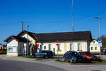 Der Bahnhof Vorchdorf-Eggenberg (Normalspurseite, Endbahnhof der Lokalbahn Lambach – Vorchdorf-Eggenberg) von der Stra�enseite am 04 April 2025.