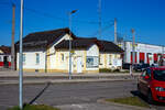 Der Bahnhof Vorchdorf-Eggenberg (Normalspurseite, Endbahnhof der Lokalbahn Lambach – Vorchdorf-Eggenberg) von der Stra�enseite am 04 April 2025.
