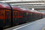 Der ÖBB railjet economy quiet zone (ruhezone) Wagen (zweite Wagenklasse) A-ÖBB 73 81 22-90 302-9 Bmpz, eingereiht als Wagen Nr. 23 in den RJX 67 (München – Salzburg – Wien – Budapest-Keleti), hier am 13 Januar 2025 im Hauptbahnhof München. Wir sind in ihm gemütlich bis nach Salzburg gefahren.

TECHNISCHE DATEN (Bmpz):
Spurweite 1.435 mm (Normalspur)
Länge über Puffer: 26.500 mm
Drehzapfenabstand: 19.000 mm
Achsabstand im Drehgestell: 2.500 mm
Raddurchmesser: 920 mm (neu) / 860 mm (abgenutzt)
Drehgestell: SF400
Fußbodenhöhe Abteil über SO: 1.250 mm
Bremsanlage: 3 Scheiben pro Achse + Mg
Höchstgeschwindigkeit: 230 km/h (lauftechnische 250 km/h möglich)
Min. Kurvenradius: 150 m
Eigengewicht: 50 t
Sitzplätze: 80 (2.Klasse – Großraum - Ruhezone)
Toiletten: 2
