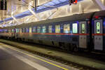 Der ÖBB Nightjet 2.Klasse Sitzwagen, A-ÖBB 73 81 21-91 183-3 der Gattung Bmz, eingereiht in den ÖBB-Nightjet NJ 40425 von Brüssel Midi nach Wien Hbf, am 14 Januar 2025 im Hauptbahnhof Salzburg.

Der Wagen wurde ca. 1990 von der Simmering-Graz-Pauker AG im Werk Graz gebaut. 

TECHNISCHE DATEN:
Spurweite: 1.435 mm
Länge über Puffer: 26.400 mm
Wagenkastenlänge: 26.100 mm
Wagenkastenbreite: 2.818 mm
Höhe über Schienenoberkante: 4.250 mm
Drehzapfenabstand: 19.000 mm
Achsstand im Drehgestell: 2.500 mm
Leergewicht: 52 t;
Höchstgeschwindigkeit: 200 km/h
Sitzplätze: 66 
Abteile:  11 á 6 Personen 
Toiletten: 2
Dienstraum: nein
Bremse: O-PR-Mg (D)