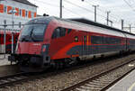 Der ÖBB-Railjet-Steuerwagen (Business Class/First Class quiet zone bzw. 1.Klasse+/1.Klasse ruhezone) A-ÖBB 73 81 80-90 742-5 Afmpz am 14 Januar 2025 im Bahnhof Attnang-Puchheim, eingereiht in den ÖBB-railjet RJ 640 von Flughafen Wien nach Salzburg. Ein Railjet der 1. Generation.

Der Wagenkasten ist eine Schweißkonstruktion aus Profilen und Blechen (Differentialbauweise). Die Einzelteile sind mehrheitlich aus Baustahl und ferritischem rostfreien Stahl hergestellt.

Der Untergestell-Rahmen ist eine Schweißkonstruktion, bestehend aus gewalzten Stahlprofilen, Abkantprofilen und Stahlblechteilen. Der Untergestell-Rahmen bildet mit den Seitenwänden, dem Dach und den Stirnwänden eine tragende Einheit. Ein Wellblech an der Unterseite dieser Konstruktion schließt das Untergestell ab. An den beiden Wagenenden befinden sich die Kopfstücke für die Aufnahme der Kurzkupplung, sowie der Zug- und Stoßeinrichtung beim Afmpz-Steuerwagen und beim Bmpnz-Endwagen                   

Fahrwerk          
Die Drehgestellfamilie SF400, luftgefederte Laufdrehgestelle, wurde für den Einsatz in lokbespannten Reisezügen im Wendezugbetrieb entwickelt. Optimales Laufverhalten im Hinblick auf Stabilität, Komfort und Entgleisungssicherheit sowie hohe Zuverlässigkeit und niedrige Betriebskosten sind Merkmale dieses Drehgestelltyps. Das gegenständliche Drehgestell SF400 ÖBB-railjet ist ein Drehgestell mit drei Bremsscheiben, Magnetschienenbremse (außer Afmpz am WE 2) und ist lauf- und bremstechnisch abgestimmt auf eine max. Betriebsgeschwindigkeit von 230 km/h.                      

Das Drehgestell besteht aus den folgenden Hauptkomponenten:
- Drehgestellrahmen
- Laufradsatz, Radsatzlager, Radsatzführung/Primärfeder
- Luftfedersystem, Querfeder, Drehdämpfer, Wankstabilisator
- Längsmitnahme, Querspielbegrenzung, Drehzapfen
- Scheibenbremse, Parkbremse (Federspeicherbremse), MG-Bremse
- Zugsicherung (Antennen, nur Steuerwagen Afmpz)
- Sandung (nur Steuerwagen Afmpz), Spurkranzschmierung
(nur Steuerwagen Afmpz)
- Druckluftverrohrung, Verkabelung, Erdungskontakt

TECHNISCHE DATEN (Afmpz): 
Spurweite 1.435 mm (Normalspur)
Länge über Puffer: 26.500 mm
Drehzapfenabstand: 19.000 mm 
Achsabstand im Drehgestell: 2.500 mm 
Raddurchmesser: 920 mm (neu) / 860 mm (abgenutzt)
Drehgestell: SF400
Wagenhöhe über SO: 4.050 mm
Wagenbreite: 2.825 mm
Fußbodenhöhe Abteil über SO: 1.250 mm
Lichte Weite Einstieg: 2 x 850 mm
Lichte Weite Übergang: 1.100 mm
Bremsanlage: 3 Scheiben pro Achse + Mg
Max. Betriebsgeschwindigkeit: 230 km/h, die lauftechnische
Geschwindigkeit beträgt 250 km/h
Min. Kurvenradius: 150 m
Eigengewicht: 56 t
Sitzplätze: 27 (16 Premium Class, 11 First Class)
Toiletten: 1
Küche: 1