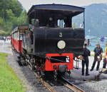 Dampflok 3 der Achenseebahn hat den Zug bis zur Endhaltestelle „Seespitz“ geschoben, die Reisenden ausgestiegen, zum Bootssteg gegangen und eine Schiffrundfahrt auf dem Achensee zu machen.