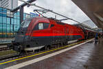 Der Taurus II BB 1116 211 (A-BB 91 81 1116 211-4) “Spirit of Munich” am 11.09.2022, mit dem BB Railjet nach Wien Flughafen im Hauptbahnhof Salzburg.