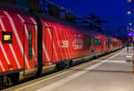 Der ÖBB-Railjet Halbspeisewagen mit 1.Klasse Großraumabteil, A-ÖBB 73 81 85-90 551-5 ARbmpz, mit Werbung „100 Jahre ÖBB #RichtungZukunft“, am frühen Morgen des 14