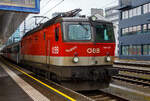 Der Rupert, die ÖBB 1144 120 „Rupert“ (A-ÖBB 91 81 1144 120-3), ex 1044 120-2, steht am 11.09.2022 im Hbf Salzburg, mit dem REX 3 (City Shuttle) nach Wörgl Hbf, zur Abfahrt