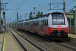 Nachschuss auf das Desiro Doppel mit 4746 526 am Ende, welches als S-Bahn die Haltestelle von Wien-Baden in Richtung Wien Hauptbahnhof verlsst.