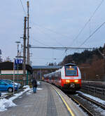 Der ÖBB „Cityjet“ 4744 568 / 7044 068 / 4744068 erreicht am späten Nachmittag des 14 Januar 2025 (16:31 Uhr), als R 2/S 2 (5074), von Linz Hbf über Attnang-Puchheim, Neumarkt am Wallersee und Salzburg Hbf nach Freilassing, den Bahnhof Vöcklamarkt.