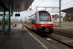 Der ÖBB „Cityjet“ 4744 536 / 7044 036 / 4744 036 erreicht am 02 April 2025, als R 70 von Linz Hbf über Attnang-Puchheim, Gmunden Bad Ischl und Hallstatt nach Obertraun-Dachsteinhöhlen, den Bahnhof Attnang-Puchheim. 

Die Triebwagen der Reihen 4744 (wie auch 4746 und 4748) der Österreichischen Bundesbahnen (ÖBB) sind elektrische Triebzüge, die im S-Bahn- sowie Regionalverkehr eingesetzt werden. Der Einsatz im Planverkehr der Reihe 4746 begann im Dezember 2015, der der Reihe 4744 im Oktober 2016 und jener der Reihe 4748 im Dezember 2022. Die Züge basieren auf der Plattform Desiro ML (MainLine) von Siemens Mobility und wurden von ÖBB-Technische Services im Werk Jedlersdorf in Wien endmontiert.

Die Triebzüge der Reihe 4744 bestehen aus drei Wagen, einem Endwagen mit Stromabnehmer 4744.0, einem Mittelwagen 7044.0 und einem zweiten Endwagen 4744.5. Sie haben insgesamt vier Einstiegsbereiche (vier Türen pro Zugseite) und bieten 254 Sitzplätze. Sie bieten drei Mehrzweckbereiche, beispielsweise für Rollstühle, Kinderwagen und Fahrräder. Die Ausstattung der Züge umfasst eine barrierefreie sowie eine Standardtoilette. Der Fahrgastbereich ist mit einer tageszeitgesteuerten Beleuchtung, Tischen und Monitoren ausgestattet. Die Züge sind mit WLAN ausgestattet.