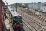 SU45-079 der Klub Sympatykowo Kolej Wroclawu (Wroclawer Klub der Eisenbahnfreunde) verlast Wolsztyn mit ein Sonderzug aus Poznan am 4 Mai 2024.