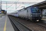 ICs als Guterleistung? PKP Cargo International EU46-511 steht am Abend von 3 Mai 2024 mit ein IC nach Szczecin abfahrtbereit in Poznan Glowny.
