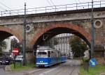 STRASSENBAHNBETRIEBE IN POLEN Strassenbahn KRAKAU Auf dem Strassenbahnnetz sind auch Gebrauchtwagen aus Wien, Düsseldorf und Nürnberg zu sehen. An einigen Fahrzeugen wurden gar noch Umbauten vorgenommen. Motorwagen 161 mit Beiwagen aufgenommen am 13. August 2014. Foto: Walter Ruetsch 