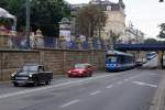 STRASSENBAHNBETRIEBE IN POLEN
Strassenbahn KRAKAU
Auf dem Strassenbahnnetz sind auch Gebrauchtwagen aus Wien, Düsseldorf und Nürnberg zu sehen. An einigen Fahrzeugen wurden gar noch Umbauten vorgenommen. Am 12. August 2014 konnte zur Abwechslung ein seltener TRABI aus der ex DDR an der Spite einer Auto- und Strassenbahnkolonne im Bilde festgehalten werden.  
Foto: Walter Ruetsch 