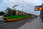 
Abends um halb Zehn in Posen....

Straßenbahn Posen / Miejskie Przedsiębiorstwo Komunikacyjne w Poznaniu Sp. z o.o. (MPK Poznań Sp. z o.o.): Modertrans Moderus Beta MF 20 AC, MPK Triebwagen 449 (Baujahr 2016) als Linie 8 am 24.06.2017 an der der Haltestelle Most Teatralny in Poznań (Posen).

Die Modertrans Moderus Beta MF 20 AC sind dreiteilige Einrichtungs-Treibwagen mit 8 angetriebenen Achsen. Der Mittelteil ist als Sänfte ein gehangen, im diesen ist der Niederflurbereich. An der in Fahrtrichtung rechten Seite sind insgesamt 5 doppelflügelige Türen.


TECHNISCHE DATEN:
Hersteller: MODERTRANS POZNAŃ Sp. z o.o.
Spurweite: 1.435 mm (Normalspur)
Achsfolge: Bo'Bo'+Bo'Bo'
Länge: 28.250 mm
Breite: 2.354 mm
Höhe: 3.350 mm
Eigengewicht: 40.650 kg
Höchstgeschwindigkeit: 70 km/h
Minimaler Wenderadius: 18 m
Fußbodenhöhe vom Eingangsbereich Mittelwagen: 300/350 mm
Fußbodenhöhe vom Eingangsbereich der Endwagen: 925 mm 
Niederfluranteil: ca. 25 %
Sitzplätze: 30 + 9 Klappsitze
Stehplätze: 177
Stromsystem: 600 V = Oberleitung
