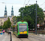 
Straßenbahn Posen / Miejskie Przedsiębiorstwo Komunikacyjne w Poznaniu Sp. z o.o. (MPK Poznań Sp. z o.o.): Der Solaris Tramino Niederflur-Straßenbahn-Gelenktriebwagen vom Typ S105p, MPK Triebwagen 534, am 24.06.20174, als Line 16 nach Sobieskiego Dworcowy Posen .