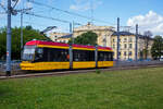 Straßenbahn Warschau (Tramwaje Warszawskie): Der Triebwagen 3804, ein dreiteiliger Gelenkwagen vom Typ vom Typ Pesa Jazz 134N erreicht am 26 Juni als Linie 18 die Ratusz Arsenał.  Im Hintergrund Mostowski-Palast (Polnisch: Pałac Mostowskich).

Der Pesa Jazz ist ein Straßenbahn-Gelenkwagen des polnischen Herstellers Pesa (Pojazdy Szynowe Pesa Bydgoszcz SA / deutsch Schienenfahrzeuge Bromberg AG). Erster Besteller ist die Straßenbahn Warschau, die 30 dreiteilige Fahrzeuge des Typs 134N erhalten hat. 

Der Pesa Jazz des Typs 134N besteht aus drei Teilen, wobei A-Teil und C-Teil über angetriebene Laufwerke verfügen, bei denen jedes Rad einzeln angetrieben wird. Durch den Verzicht auf Radsatzwellen kann die niedrige Fußbodenhöhe durchgängig beibehalten werden. Der Mittelteil ist zwischen den Endwagen als Sänfte aufgehängt. Auf der rechten Fahrzeugseite befinden sich vier Türen, zwei einflügelige Schiebetüren an den Fahrzeugenden und zwei doppelflügelige Schiebetüren im Mittelteil. Im Innenraum ist eine Videoüberwachungsanlage und ein Fahrgastinformationssystem mit LCD-Monitoren installiert.

Der Jazz verfügt über eine Nutzbremse, bei der die Bremsenergie in Superkondensatoren gespeichert wird.  

TECHNISCHE DATEN: 
Nummerierung:  3801 – 3830
Anzahl:  30
Baujahre:  2015/2016
Achsformel:  Bo’0’Bo’
Spurweite:  1.435 mm (Normalspur), bis 1950 hatte Warschau eine Spurweite von 1.525 mm
Länge:  19.300 mm
Betriebsart:  Einrichtungsfahrzeug 
Stromsystem: 600 V DC
Sitzplätze:  27
Stehplätze:  105
Fußbodenhöhe:  350 mm
Niederfluranteil:  100 %
