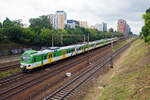 Zweigekuppelte dreiteilige elektrische Triebzüge, modernisierte Pafawag 5B/6B der Koleje Mazowieckie - KMKOL (Masowische Eisenbahnen), haben am 26 Juni 2017 den Bahnhof Warszawa Ochota (in