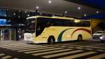 unbekannter Reisebus des Unternehmens VARELA bringt Urlauber zum Airport auf Sao Miguel, Azoren; Juli 2013