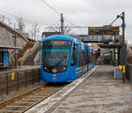 Zwei gekuppelte dreiteilige CAF Urbos AXL der SL (AB Storstockholms Lokaltrafik), SL Baureihe A35, als Linie 22 erreichen am 21.03.2019 die Endhaltestellen Solna Station.