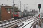 Die an die HSL ausgeliehene 482 030-4 mit einem Kesselwagenzug am 21.02.2013 H�he Berlin-Karow