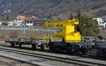 30t Bendini Kranwagen XTms 85 95 85 583-9 der SBB mit Schutzwagen, abgestellt am 26.02.2012 im Bahnhof Villeneuve (Genfersee).