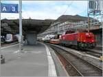Die SBB Aem 940 025 (Aem 91 85 4 940 025-0 CH-SBB I) wartet mit dem mächtigen Rhomberg Sersa KRC 1200 Kranwagen (CH RSRM99 85 9219 102-2) und zwei Begleitwagen (33 85 4505 172-8 TEN-CH WASCO