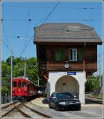 Der Bahnhof von Chamby von der anderen Seite aus gesehen zusammen mit dem ex RhB Triebwagen ABe 4/4 N 35 und leider auch mit Autoschaden.