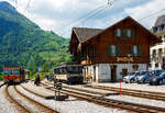 Der Bahnhof Montbovon am 28.05.2012:   Links ein Triebzug der tpf (Transports publics fribourgeois) bestehend aus dem Bt 224 und dem Be 4/4 122.