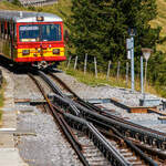 Deteilbild einer Weiche der zweilamelligen hochliegenden Zahnstangen vom System Abt, hier der tpc BVG - Chemin de fer Bex–Villars–Bretaye, hier am 10 September 2023 beim Haltepunkt Bouquetins auf 1.758 m ü. M, der Strecke 128 (Villars-sur-Ollon–Col-de-Bretaye).Geführt von dem Steuerwagen tpc BVB Bt 54 kommt der tpc BVB Pendelzug (Steuerwagen BVB Bt 54, Personenwagen tpc BVB B 51 und die BVB HGe 4/4 32 „Villars“) vom Bergbahnhof Col-de-Bretaye (1.808 m ü. M.) hinab.

Die tpc Strecke BVB, deutsch Bex–Villars–Bretaye-Bahn, ist eine 17 km lange Schmalspurbahn in der Spurweite 1.000 mm mit gemischtem Adhäsions- und Zahnradbetrieb. Das 4,65 km Teilstück (BAV-Strecke 128) von Villars-sur-Ollon (1.252 m ü. M.) auf den Col-de-Bretaye (1.808 m ü. M) ist vollständig mit einer Zahnstange System Abt versehen und hat eine maximale Steigung von 170 Promille.