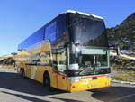 12. Oktober 2019, VanHool Bus der Schweizer Postbus steht auf den Flelapass