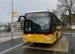 (268'408) - CarPostal Ouest - NE 112'589/PID 10'434 - Mercedes am 24. Oktober 2024 beim Bahnhof Fleurier