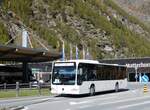 (268'346) - Welti-Furrer, Bassersdorf - Nr. 92/ZH 953'709 - Mercedes am 21. Oktober 2024 beim Bahnhof Tsch