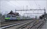 Die BLS Re 4/4 II 502 schiebt in Leissigen ihren RE von Zweisimmen nach Interlaken durch den Bahnhof, der seit dem Fahrplanwechsel für den Lokalverkehr nur noch mit einer Buslinie bedient wird.