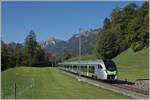 Kurz vor Weissenburg ist der BLS RABe 528 105 auf der Fahrt von Zweisimmen nach Bern.