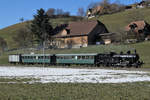 HABERSACK UNTERWEGS IM EMMENTAL
NAPF RUNDFAHRT vom 16. Februar 2019.
Dampfbahn Bern/DBB
Verein Historische Eisenbahn Emmental/VHE
Eb 3/5 5810 + Bi 527 + Bi 528 + K2 34159 bei Gondiswil.
Foto: Walter Ruetsch