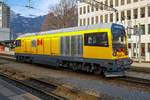 
Die RhB Gmf 4/4 23404 „Bernina“ (D4), ex Gmf 4/4 28704, am 20.02.2017 im Bahnhof Landquart. Vielseitig fürs Gebirge ist diese Universallokomotive der RhB Infrastruktur.

Die Lok wurde 2013 von Schalker Eisenhütte Maschinenfabrik GmbH in Gelsenkirchen unter der Fabriknummer 2586, als Gmf 4/4 28704 für die RhB gebaut, 2015 wurde sie in Gmf 4/4 23404 „Bernina“ (D4) umbezeichnet.

Die vierachsige dieselelektrische Lokomotive Gmf 4/4 234 ist eine besondere Entwicklung von Schalke für den Bereich „Infrastruktur“ der Rhätischen Bahn (RhB) in der Schweiz. Ihr Design erfüllt verschiedenste Grundanforderungen für besondere Gegebenheiten: So verfügt die Bahn über ein kleines Lichtraumprofil (Tunnelprofil) und eine geringe Achslast von 16 Tonnen. Als Schmalspurbahn mit Meterspur fährt sie kleine Bogenradien von bis zu 40 m und ist für hochgelegene Einsatzgebiete mit hohen Steigungen von 70 ‰ als Adhäsionsbahn besonders geeignet. Außerdem ist die Lokomotive auch unter extremen klimatischen Bedingungen zuverlässig einsatzfähig, ihr Einsatzbereich reicht von -35°C bis +40°C, auch bei feinkristallinem Schnee ist sie fahrbereit.

Die Umsetzung dieser technischen Herausforderungen wurde vereint mit der Integration einer Vielzahl spezifischer Komponenten. So verfügt die Lokomotive unter anderem über vier verschiedene Bremssysteme, eine Mehrtraktionsfähigkeit von bis zu drei Lokomotiven, zudem sind sie mit Funkfernsteuerung ausgerüstet. Die Höchstgeschwindigkeit beträgt 100 km/h, die Lokomotiven können jedoch auch bei niedrigen Dauergeschwindigkeiten mit Schneepflügen oder Gleisbauzügen eingesetzt werden. Auch die offizielle Betriebsbewilligung des Schweizer Bundesamts für Verkehr (BAV) macht sie auf dem Markt für Diesellokomotiven einzigartig.

Ihr Haupteinsatzzweck ist der Transport von schweren Bau- oder Spezialzügen auch bei abgeschaltetem Fahrdraht, der Betrieb von Schneefräsen im Winter, das Abschleppen von havarierten Zügen und das Rangieren in den Bahnmeisterbezirken.

Bei der Rhätischen Bahn fahren die Lokomotiven auf einer spektakulären Strecke, die teilweise zum UNESCO Welterbe gehört. Sie ist durch sehr enge Bogenradien und sehr anspruchsvolle Steigungen und Gefälle gekennzeichnet.

Besondere Eigenschaften der Loks sind:
- Hohe Leistungsdichte mit 1.800 kW bei geringer Achslast und kleinem Lichtraumprofil
- Konzipiert für extreme Bedingungen wie Kälte und große Steigungen
- Neu entwickeltes Drehgestell für Höchstgeschwindigkeit 100 km/h und kleine Kurvenradien von bis zu 40 m
- Integration von vier verschiedenen Bremssystemen

Die Lokomotiven wurden bei der Schalker Eisenhütte konstruiert und endmontiert, die bereits 1969 zwei Baudiensttraktoren RhB Te 2/2 Nr. 74 und 75 an die RhB geliefert hatte. Im Jahr 2015 wurden die Loks umnummeriert. Neu tragen sie folgende Nummer: Gmf 4/4 234 01 bis 234 04 (D1 bis D4).

Der Lokkasten wurde bei der FTD Fahrzeugtechnik Bahnen Dessau in Stahlleichtbauweise geschweißt mit angeklebten GFK-Fronten und Seitenwänden aus Aluminiumwabenplatten. 

Mit der Entwicklung der Drehgestelle beauftragte die Schalker Eisenhütte Maschinenfabrik GmbH das schweizerische Ingenieurbüro PROSE in Winterthur. Aufgrund der geringen Stückzahl von nur vier Lokomotiven wurde auf die Entwicklung spezieller Fahrmotoren verzichtet, zum Einsatz kommen Antriebe aus dem Asiarunner von Siemens Rail Systems. Die Aufhängung der Motoren erfolgt mittels Tatzlager-Antrieb.

Die Primärfederung erfolgt über Lemniskatenlenker, die somit robuste Konstruktion berücksichtigt die harten Einsatzbedingungen, auf radiale Einstellbarkeit wird verzichtet.

Besonders hohe Sekundärfedern mit speziellen Gummi-Kipp-Elementen tragen den anspruchsvollen Einsatzbedingungen mit sehr kleinen Kurvenradien Rechnung. Daraus resultiert ein geringer Ausdrehwiderstand auch in engen Bögen (kleinster befahrbarer Bogen: 42m). Für stabiles Fahrverhalten bei hohen Geschwindigkeiten auf der Geraden sind bei dem geringen Ausdrehwiderstand Schlingerdämpfer nötig. Von den Sekundärfedern gibt es je Drehgestell 4 Paare, wobei ein Paar aus innerer und äußerer Feder besteht. Die Zugkraft wird drehzapfenlos über Zug-/Druck-Stange an den Lokkasten übertragen. Besonders ist hierbei die doppelte Kröpfung. Nötig ist diese um trotz der großen Auslenkungen ausreichend Abstand zu anderen Bauteilen des Drehgestells zu halten.

Als Besonderheit ist die Materialwahl zu sehen: Um dem angestrebten Winterdienst Rechnung zu tragen ist ein Stahl mit hoher Duktilität bei niedrigen Temperaturen gewählt worden.

Neben dem MTU-Motor ist ein 37 Kilowatt-Hilfsdiesel mit Generator installiert. Bei stehender Lok sorgt er für die Bordstromversorgung bei abgeschaltetem Hauptdiesel sowie die Versorgung von externen elektrischen Anlagen oder Arbeitsgeräten an Baustellen.

Der Auftragswert für die vier dieselelektrische Universallokomotive Gmf 4/4 betrug rund 25 Millionen Franken.

Technische Daten der Gmf 4/4 :
Hersteller: Schalker Eisenhütte Maschinenfabrik GmbH
Hersteller Typenbezeichnung: RDE1800-D064-1000-2586/2013-CH
Anzahl: 4
Baujahr: 2013
Spurweite:  1.000 mm
Achsanordnung:  Bo’Bo’
Länge über Puffer:  16.690 mm
Drehzapfenabstand (theoretisch): 9.800 mm
Radsatzstand im Drehgestell: 2.300 mm
Breite:  2.650 mm
Höhe:  3.885 mm
Treibraddurchmesser: 1.070 mm (neu)
Motor:  V 12-Zylinder-Dieselmotor  vom Typ MTU 12V 4000 R43L (Stage III b)
Antrieb: dieselelektrisch
Antriebsstrang:  Wechselstromtechnik (AC)
Gewicht:  64 t
Leistung:  1.800 kW
Max. Geschwindigkeit: 100 km/h
Tankinhalt: 2.500 l
Max. Anfahrtszugkraft: 230 kN
Dauerzugkraft: 160 kN
Kleinster bef. Halbmesser: 40 m
Max. Anhängelast (Doppeltraktion) bei 70‰: 140 t
Max. Anhängelast (Doppeltraktion) bei 25‰:  420 t