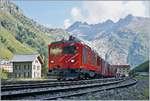 Die MGB HGm 4/4 61 (Baujahr 1967) wartet mit ihrem Personenzug 325 in noch schattigen Bahnhof von Gletsch auf die Weiterfahrt nach Oberwald.